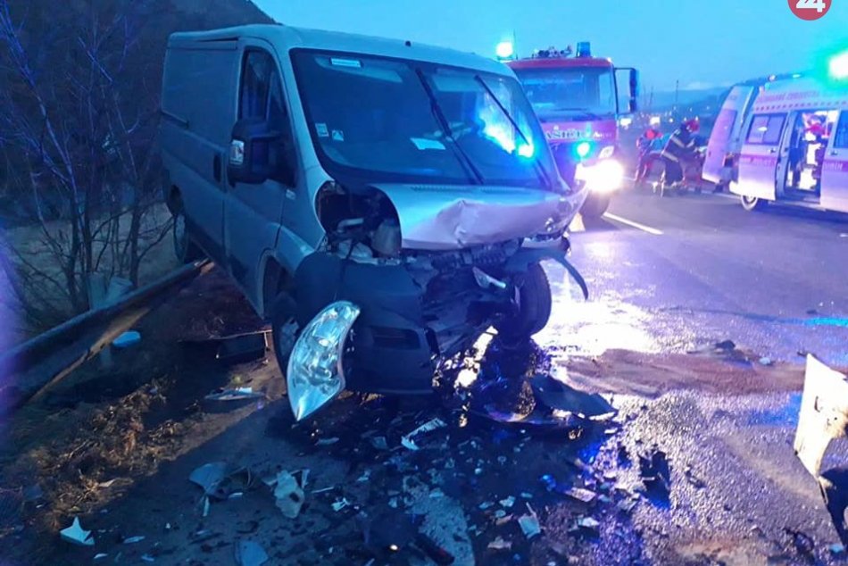 Hasiči zasahujú pri nehode troch áut na ceste I/18