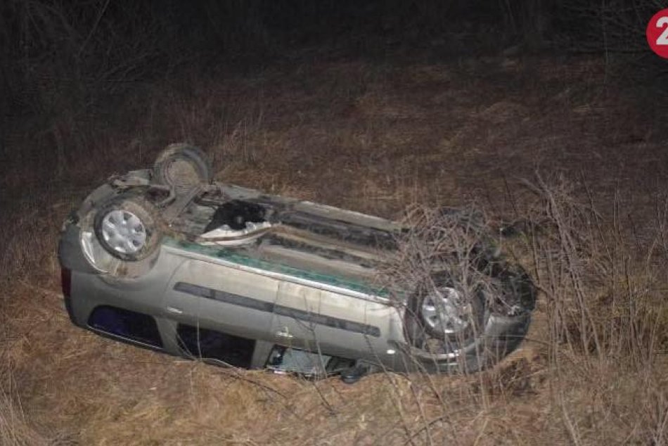 Opitý vodič prevrátil pri nehode auto na strechu