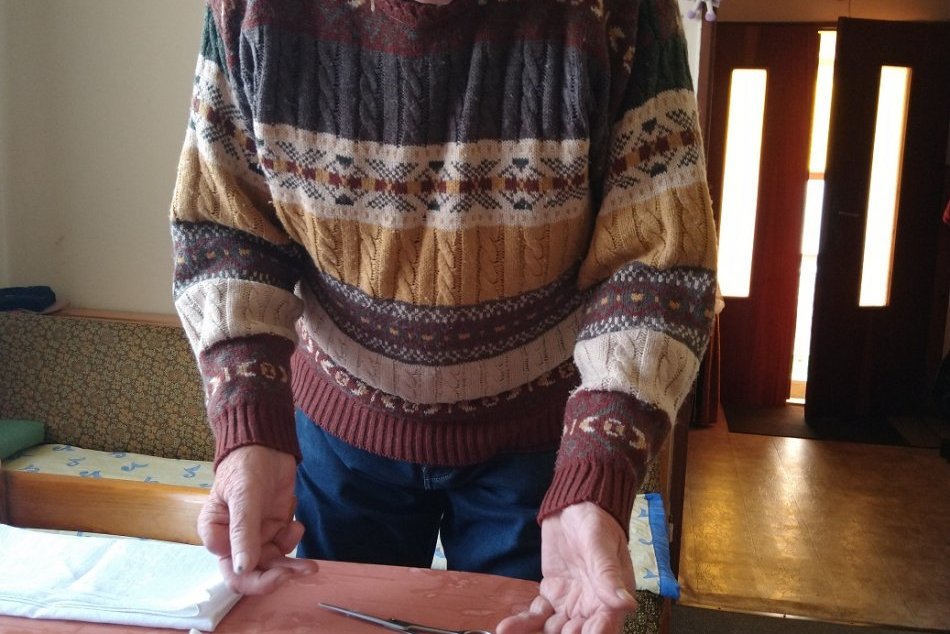 Rúška začal šiť aj 83-ročný penzista
