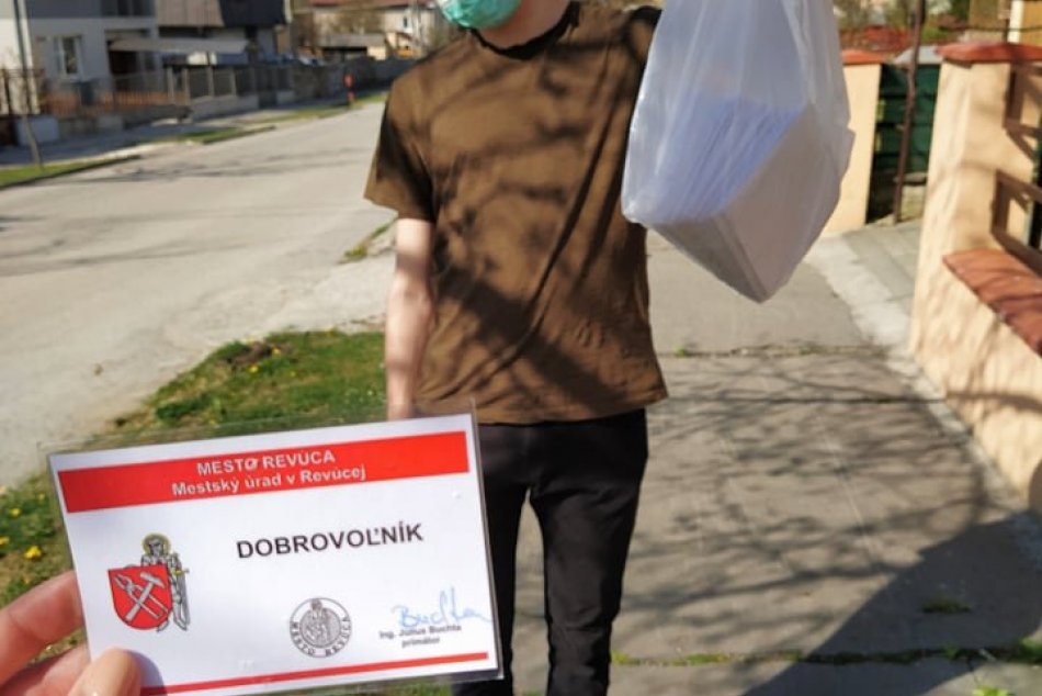 V OBRAZOCH: V Revúcej pomáhajú s nákupmi seniorom dobrovoľníci