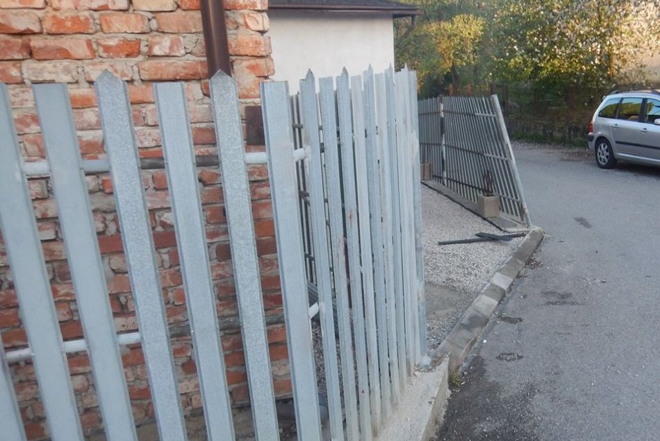 OBRAZOM: Pod parou narazil do plota vo Sverepci a vyrazil do Považskej