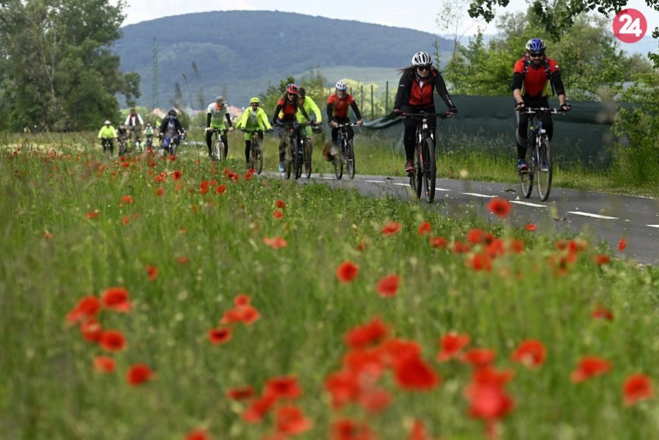FOTO z otvorenia takmer 12-kilometrového úseku cyklotrasy z Trenčína do Nemšovej