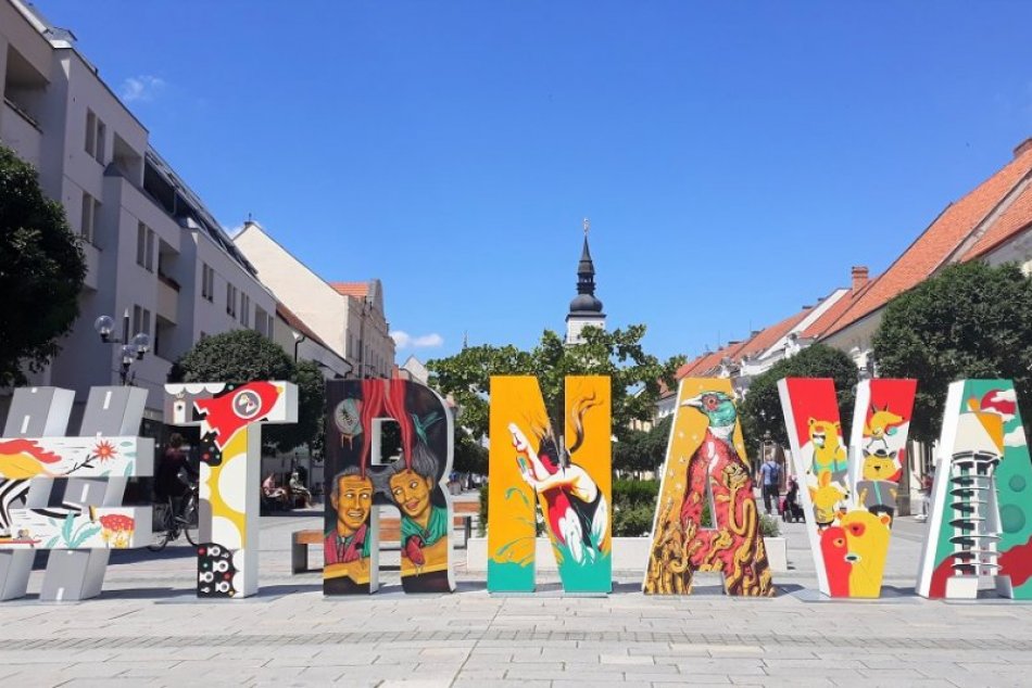 Nový nápis #TRNAVA na Hlavnej ulici