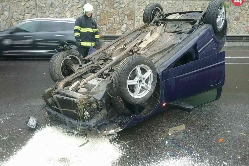 OBRAZOM: Na diaľnici D1 pri Zamarovciach sa automobil prevrátil na strechu