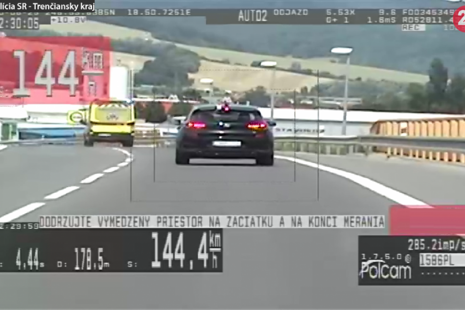FOTO: Na privádzači do Trenčíne je 70-ka, vodič (31) tadiaľ išiel 144 km/h