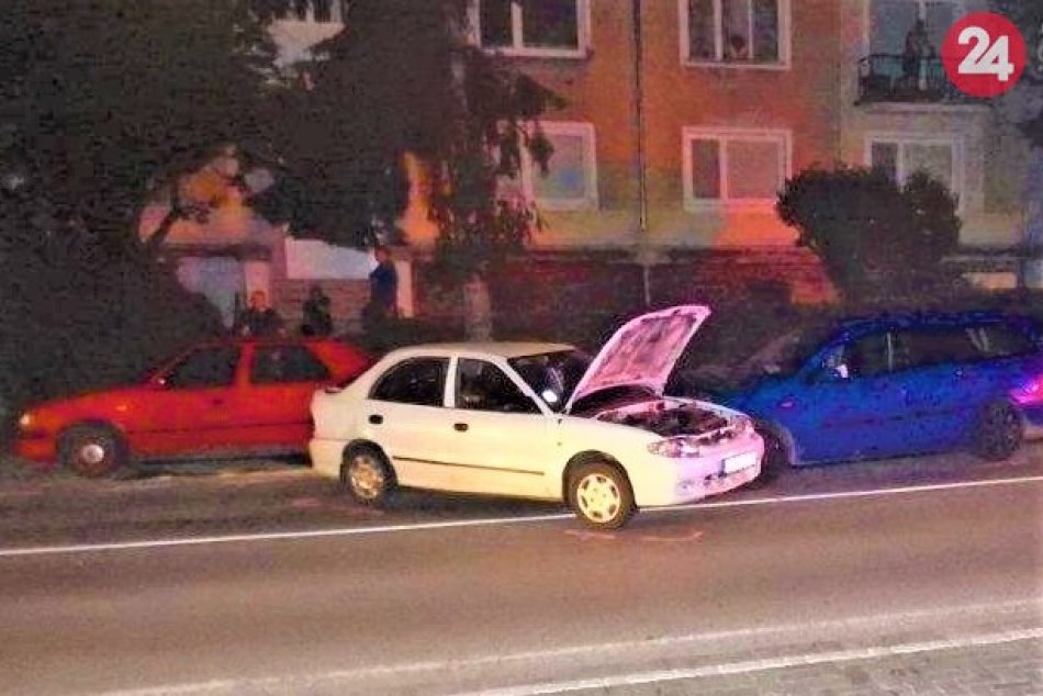 FOTO: Pri nemocnici vodič (32) narazil do 2 áut, nafúkal 2,90 promile