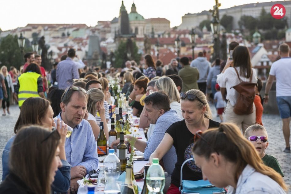 Na Karlovom moste sa s koronakrízou lúčili večerou pri polkilometrovom stole