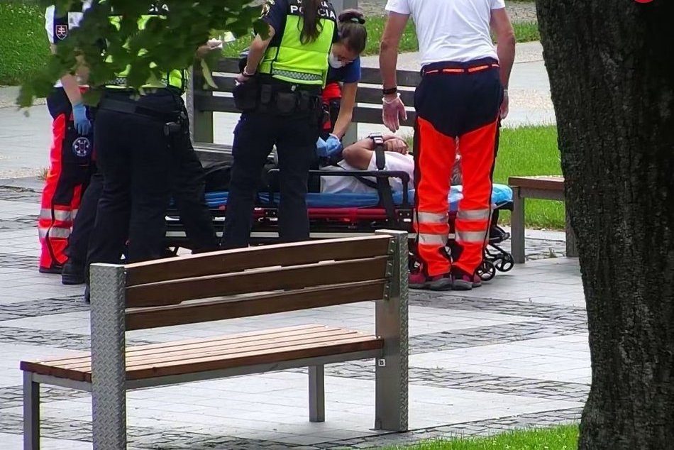 V OBRAZOCH: Kamery vo Zvolene zachytili muža s epileptickým záchvatom