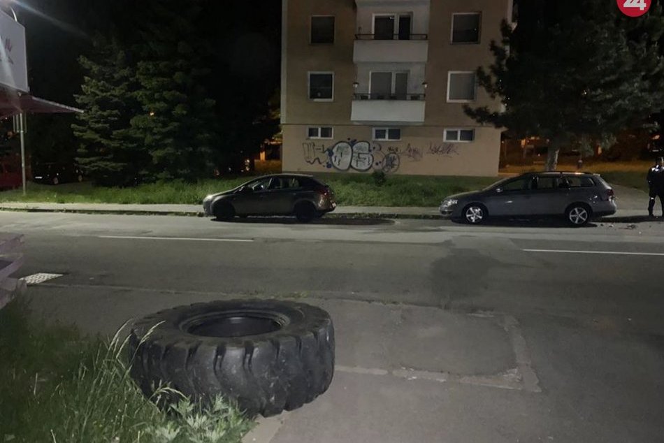 V OBRAZOCH: Pneumatika z traktora vo Zvolene poškodila dve autá