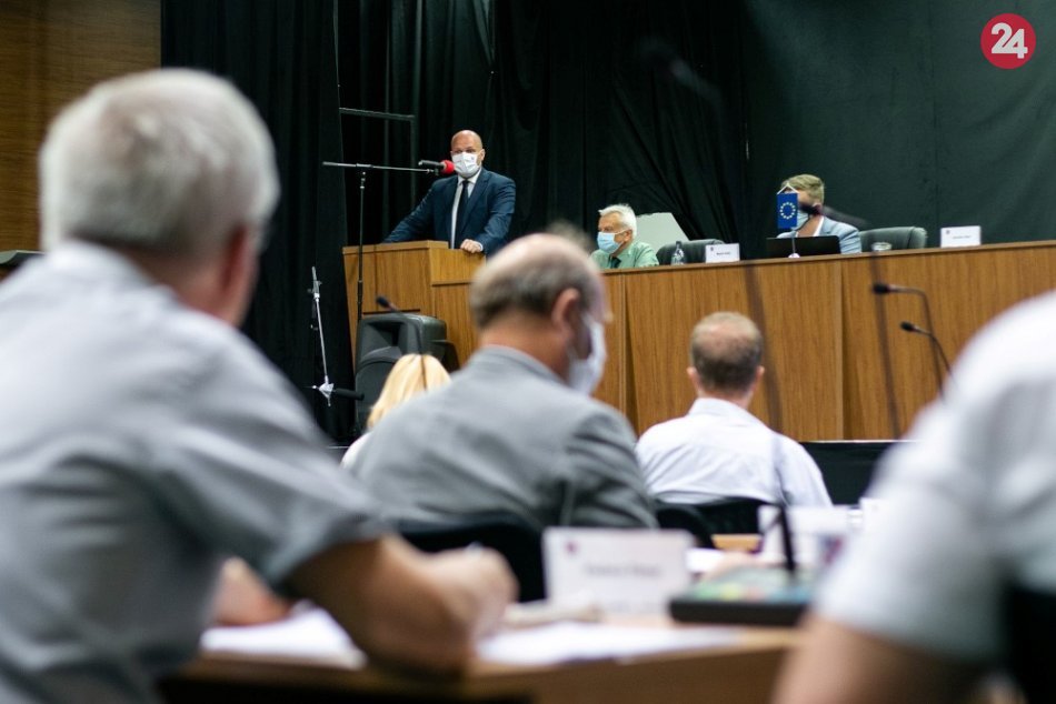 V OBRAZOCH: Minister obrany prijal pozvanie na krajské zastupiteľstvo