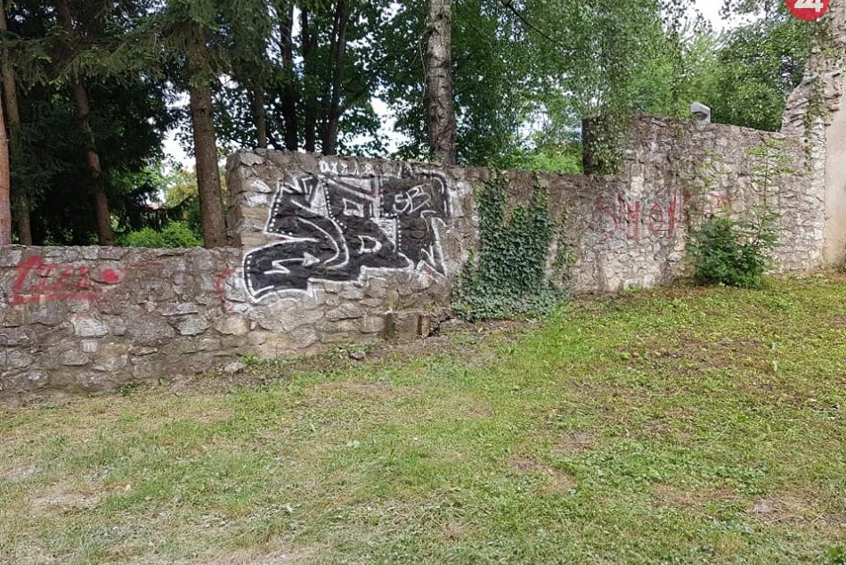 V OBRAZOCH: Pri bystrickom Múzeu SNP posprejovali steny a narobili bordel