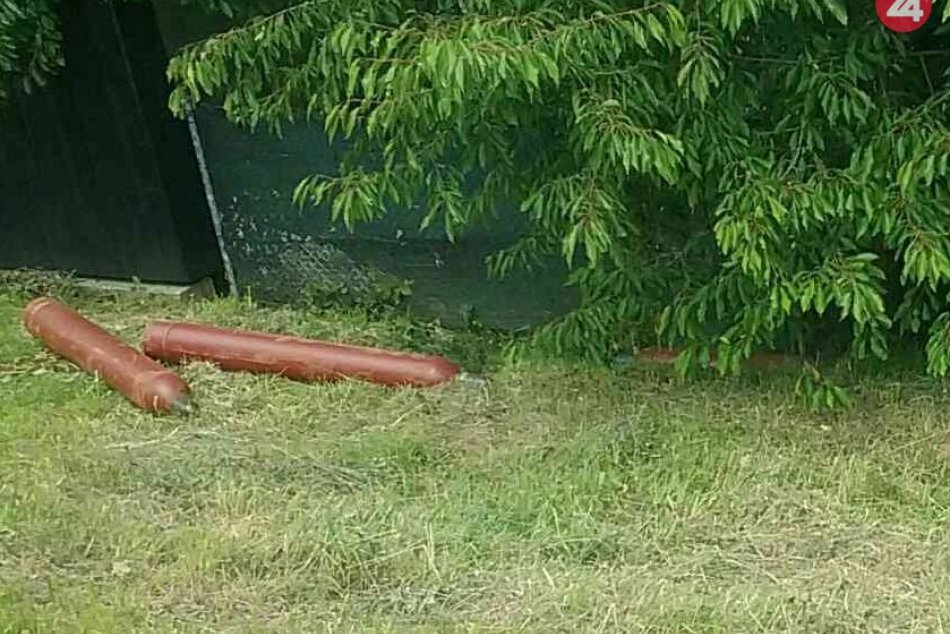 OBRAZOM: Po nehode v Považskej sa prevrátili z vozíka nádoby s acetylénom