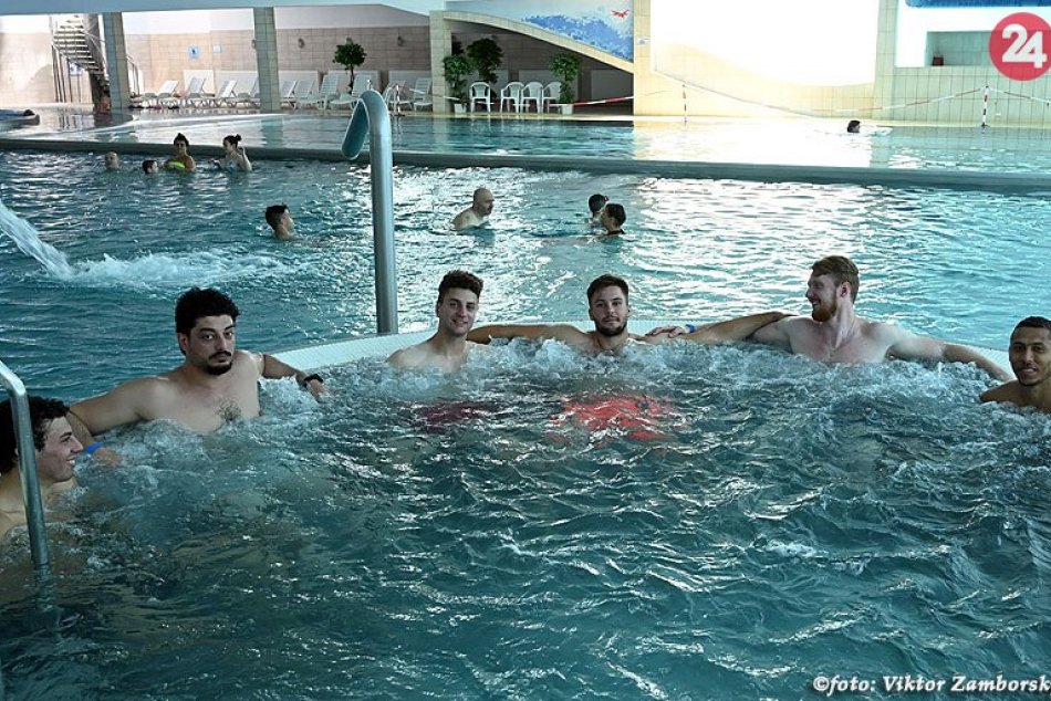 Obrazom: Prešovskí hádzanári sa vybláznili v bazénoch na Delni