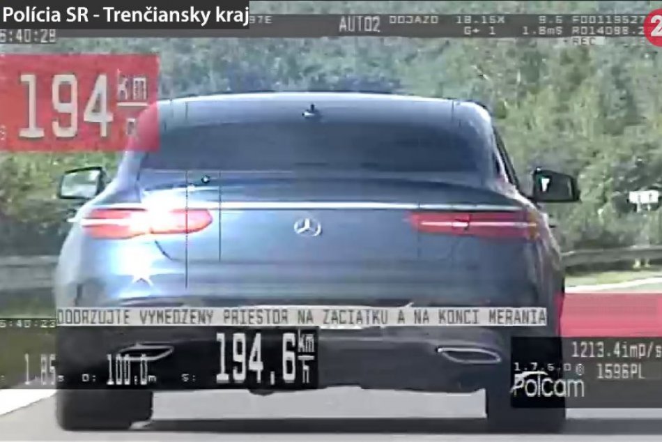 FOTO: Trenčianski diaľniční policajti namerali vodičovi 194 km/h, pokuta 500 eur
