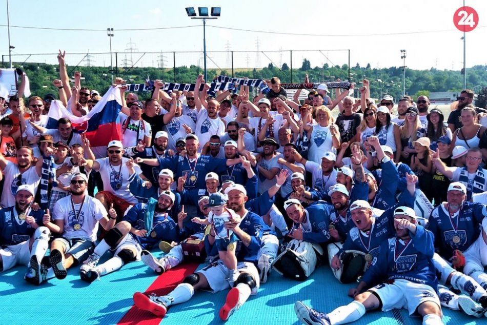 Prvé FOTO z majstrovských osláv hokejbalistov Považskej Bystrice