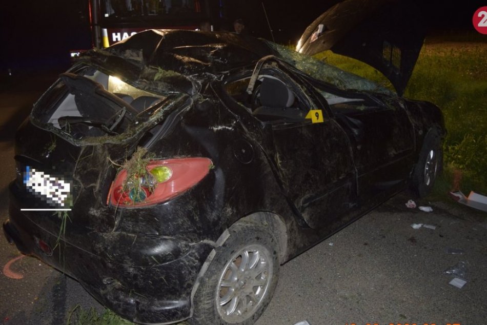 Auto vyletelo z cesty a prevrátilo sa