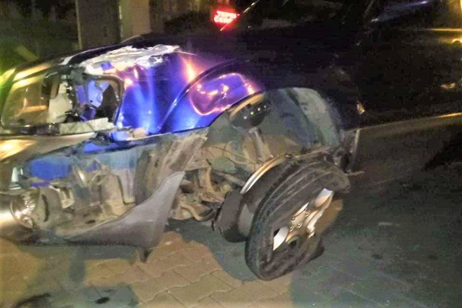 FOTO z nehody v centre Považskej Bystrice: Takto dopadol náraz do značky