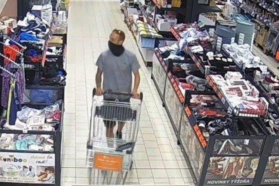 V OBRAZOCH: Spoznávate muža na fotkách? V Bystrici nakupoval bez platenia