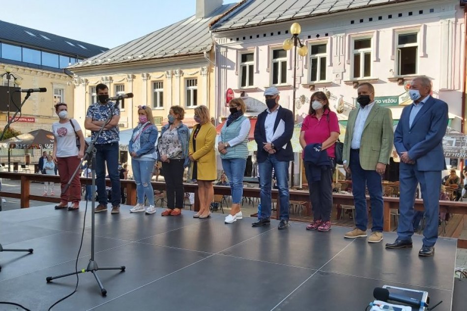 Popradčania pochodovali na podporu zamestnancov nemocnice
