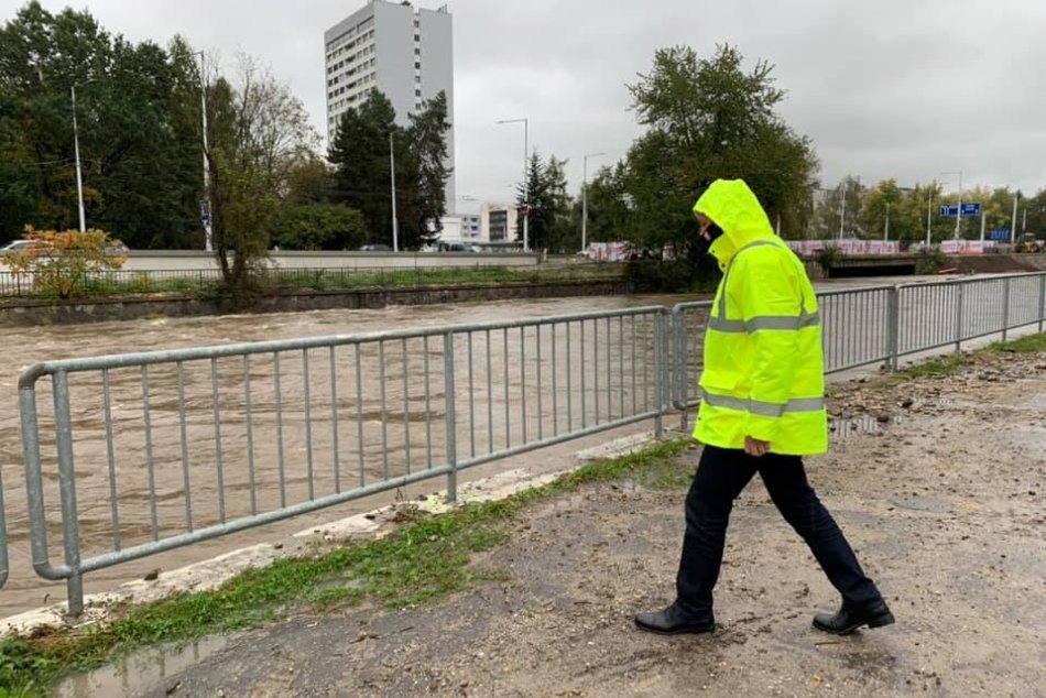 V OBRAZOCH: Hladina Hrona stúpa