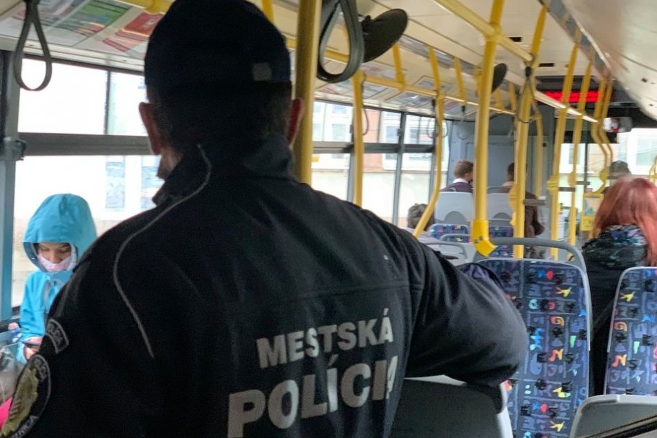 V OBRAZOCH: Kontroly rúšok v MHD a nákupných centrách pokračujú