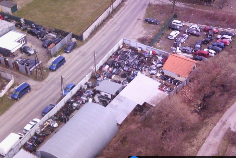 OBRAZOM: Polícia zastavila obchody s autovrakmi v Koši