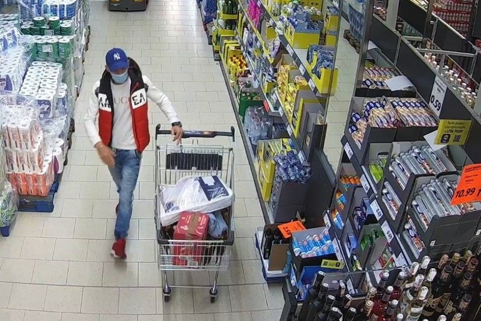 Policajti z Trenčína žiadajú verejnosť o pomoc pri stotožnení muža na FOTO