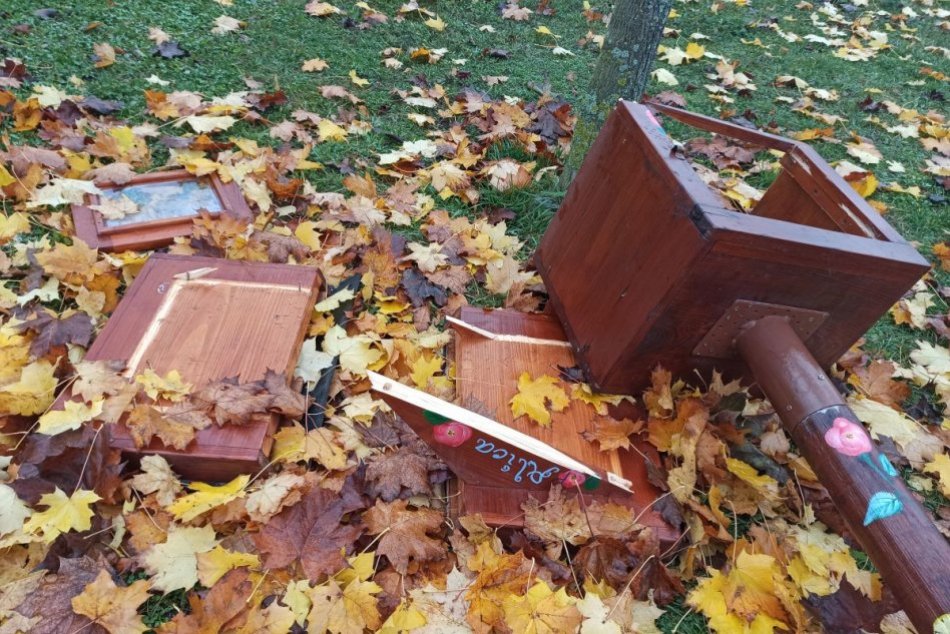 Vandali sa vyzúrili v parku pod Borinou