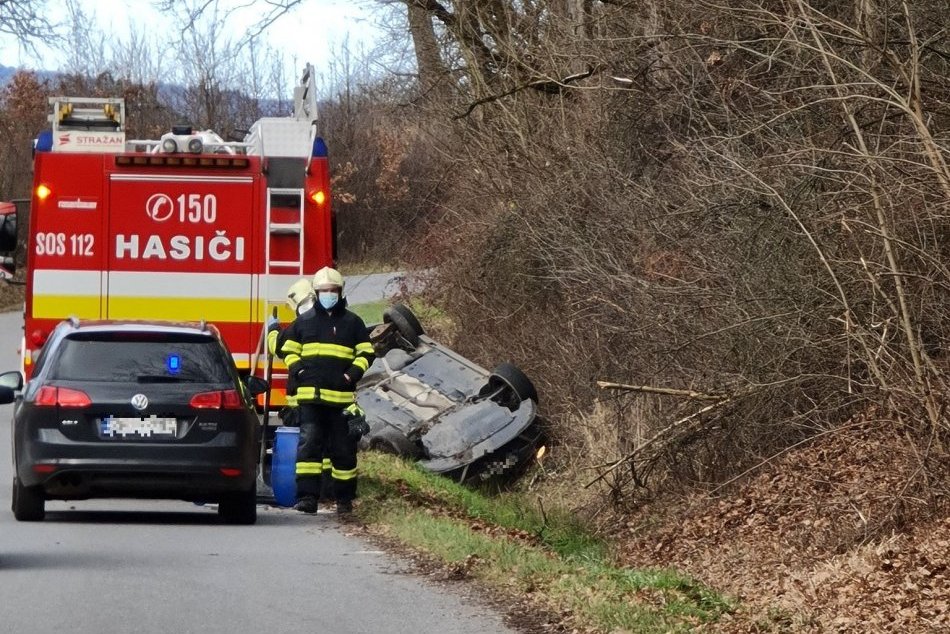 FOTO: Nehoda auta v Lutile v smere na Slaskú