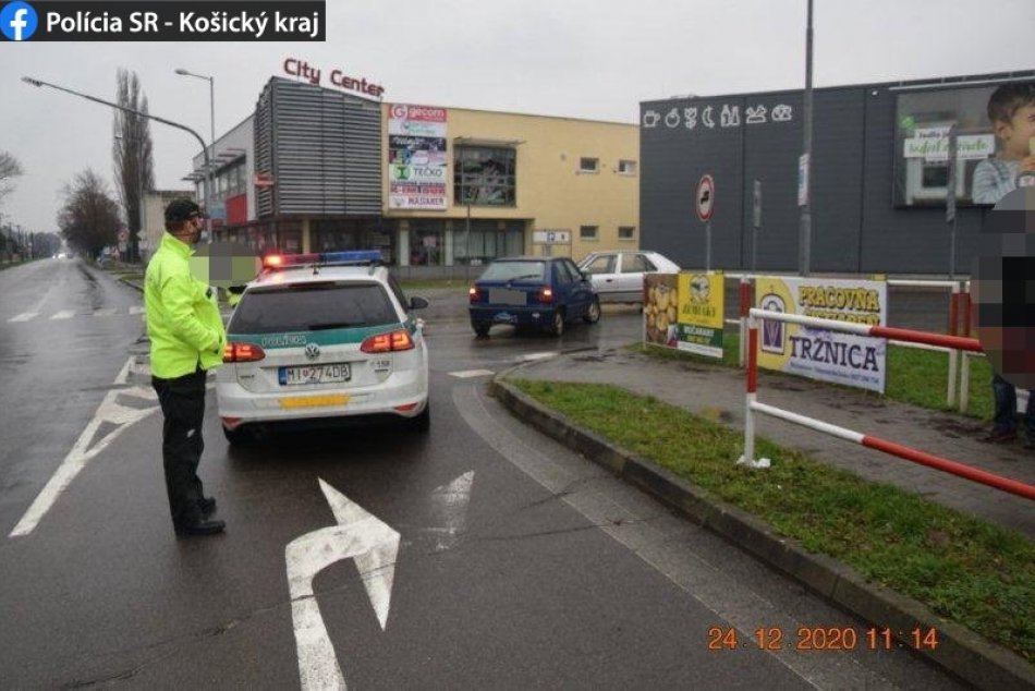 Nehoda pri jednom z obchodných domov v Michalovciach