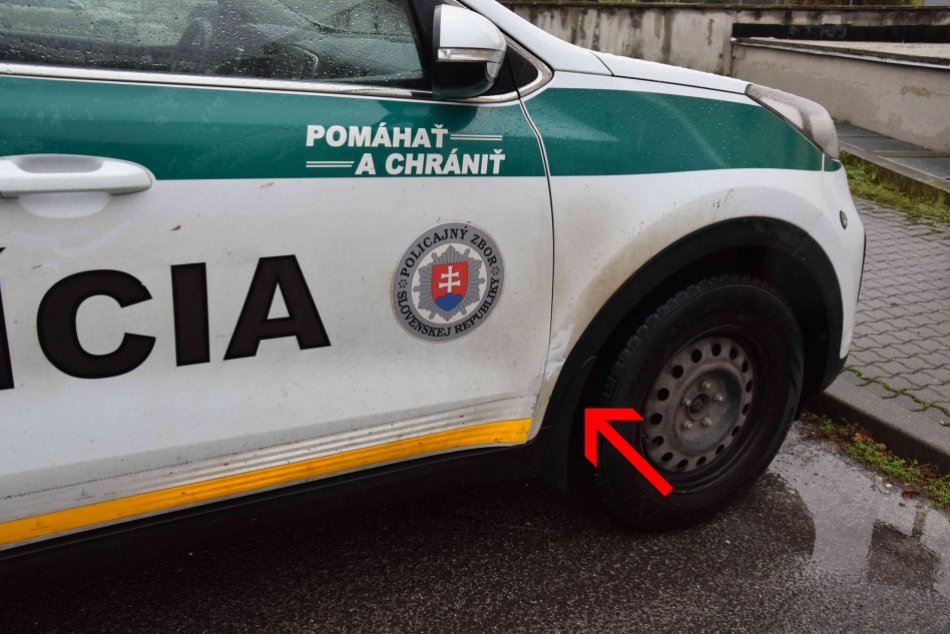 OBRAZOM: Policajt použil služobnú zbraň na zastavenie auta