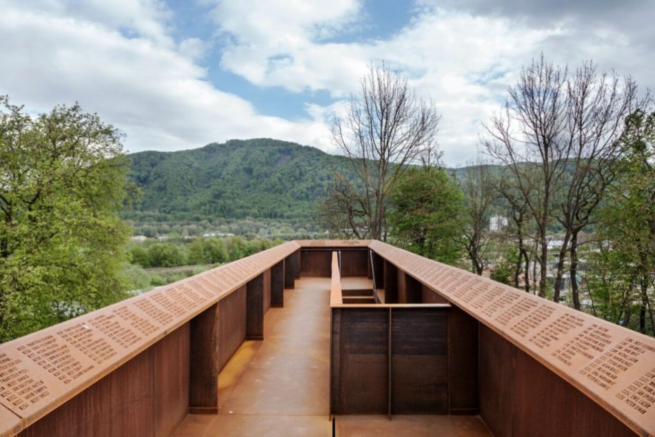 V OBRAZOCH: Monument na cintoríne v Majeri