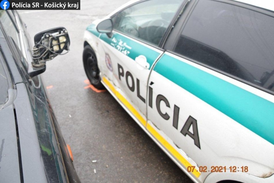 OBRAZOM: Nabúral do policajného auta