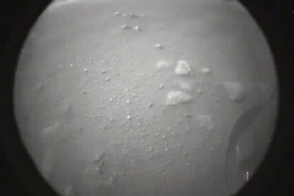 Prvá fotografia Marsu z robotického vozidla Perseverance