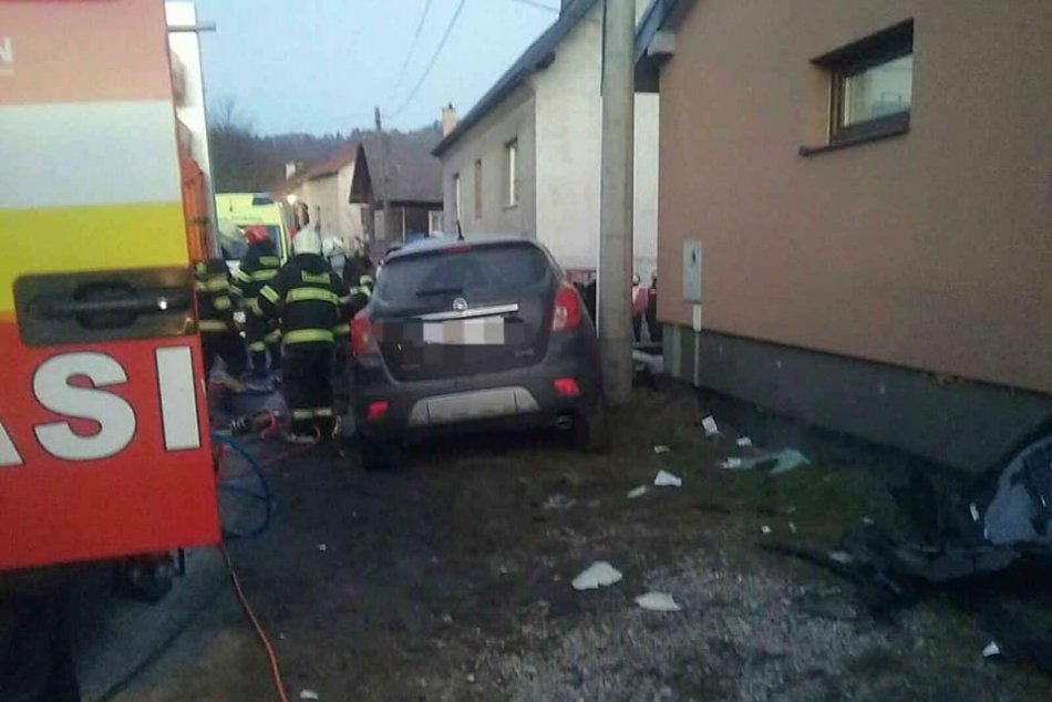 Čelnú zrážku auta s kamiónom neprežila jedna osoba