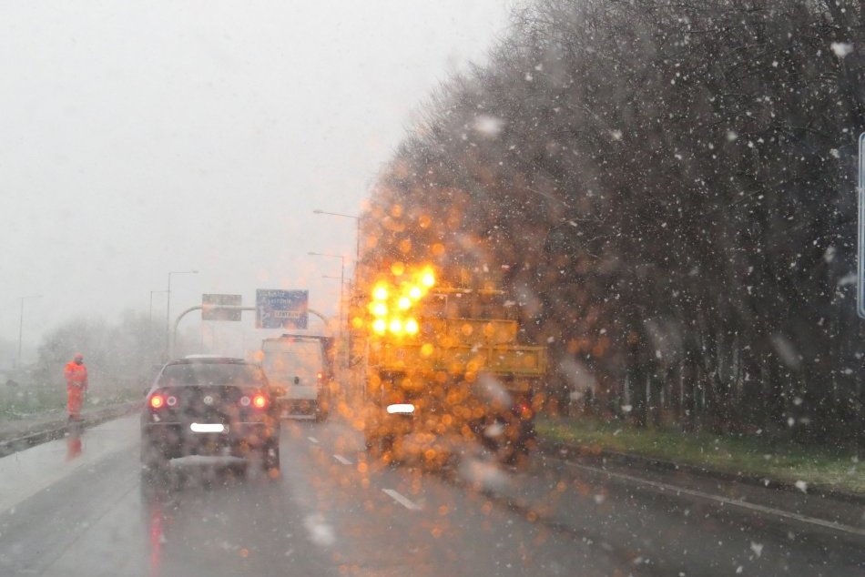FOTO: Aprílový sneh na michalovských cestách