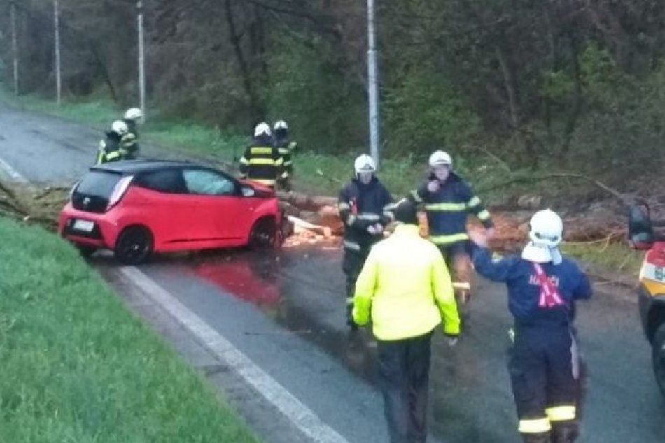Bratislava bojuje so silným vetrom