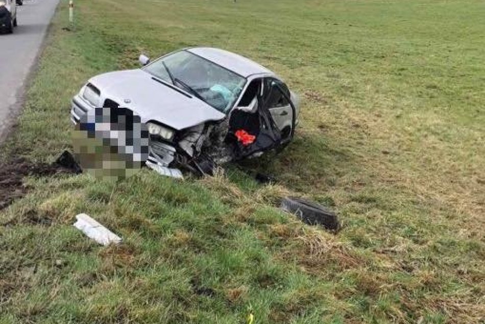 V OBRAZOCH: Nehoda autobusu s autom na Podpoľaní