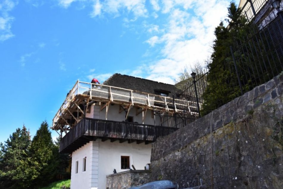 FOTO: Začalo sa s výmenou strešnej krytiny a ochodze na Katovom dome v Trenčíne