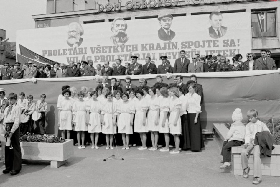 Zábery prvomájových osláv v Nových Zámkoch z rokov 1974 a 1977