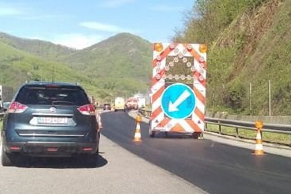 V OBRAZOCH: Na R1 neďaleko Zvolena horel nákladiak