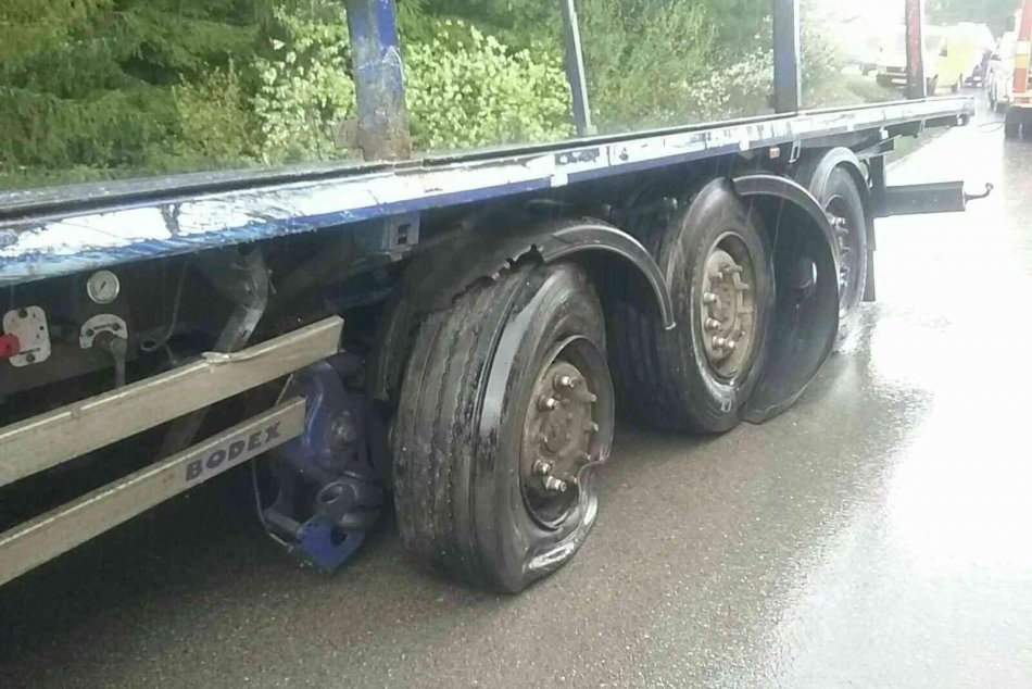 V OBRAZOCH: Nehoda auta s kamiónom na Čertovici