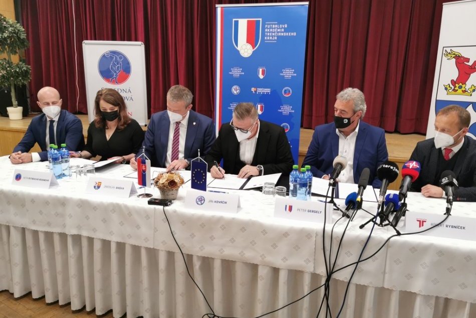 FOTO: Podpis memoranda o vzniku Futbalovej akadémie Trenčianskeho kraja
