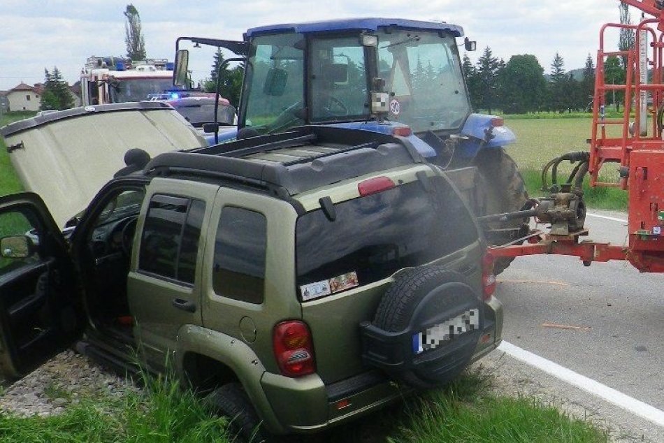 FOTO: Dopravná nehoda pri obci Dežerice, traktor sa zrazil s autom
