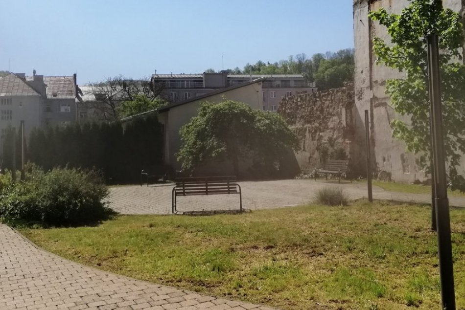 V OBRAZOCH: Bystričania majú k dispozícii 20 nových lavičiek