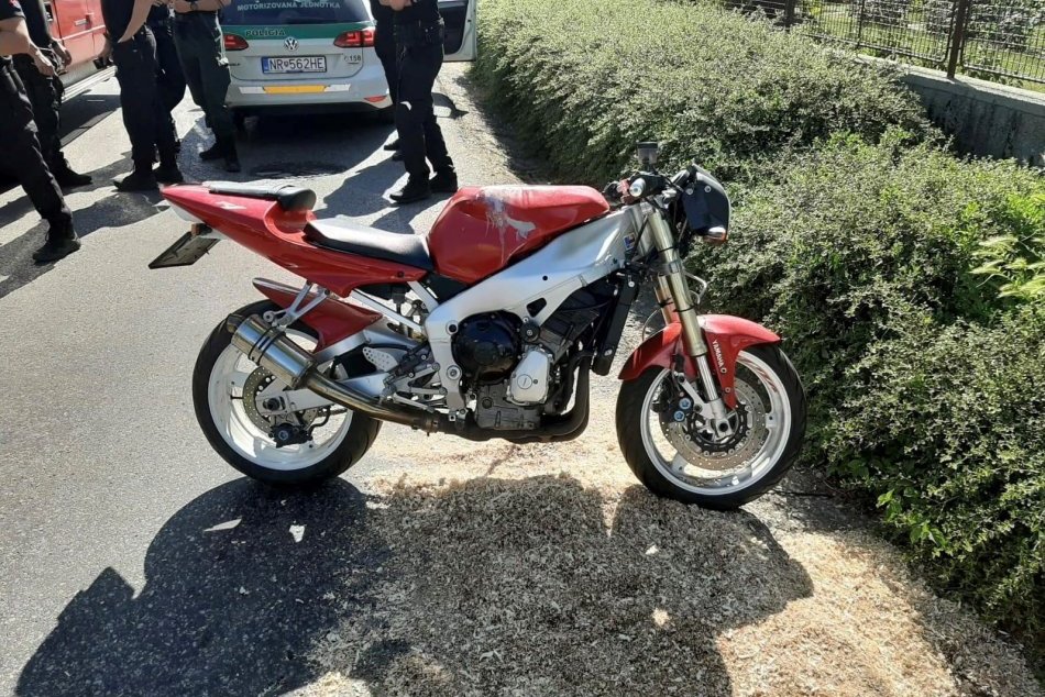 OBRAZOM: Motorkár havaroval pri úniku pred políciou