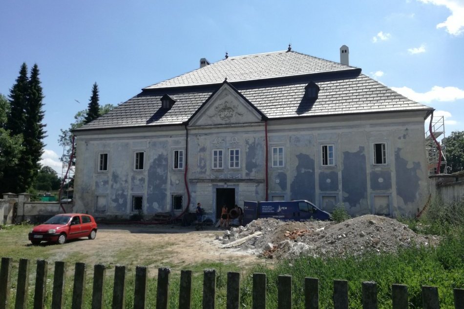 V OBRAZOCH: Rekonštrukcia kaštieľa v Ostrej Lúke