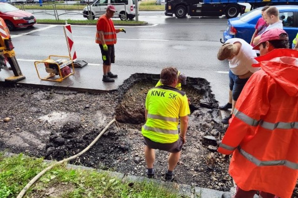 Objektívom: Na Sekčove sa kvôli dažďu prepadla časť cesty