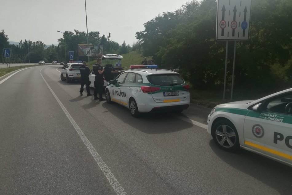 FOTO: Na trenčianskom sídlisku Juh chytila polícia zdrogovaného vodiča
