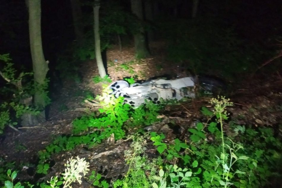 FOTO: Opitý motorkár na lesnej ceste v Mníchovej Lehote spadol a zranil sa